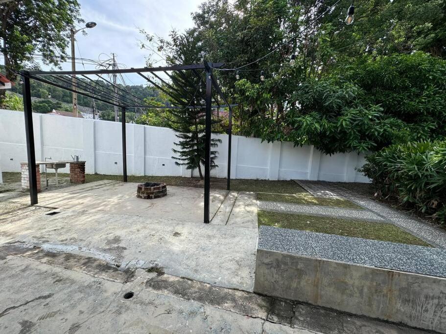 Rumah percutian Getaway Hometsay Neaby Batu Ferringghi 4br For 15px *