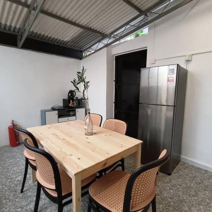 Getaway Hometsay Neaby Batu Ferringghi 4br For 15px Tanjung Bungah (Penang)